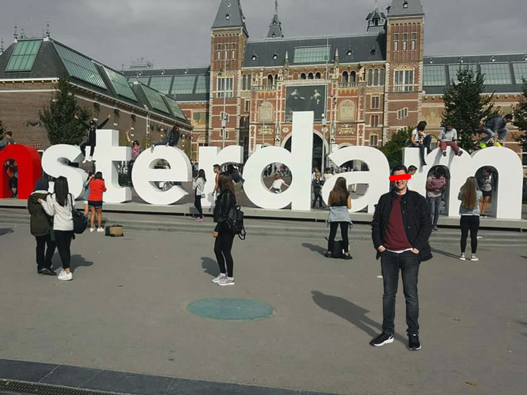 Arka Plan Değiştirme Hizmeti 4 Photoshop ile Amsterdam Iamsterdam yazısının önüne adam eklenmiş hali