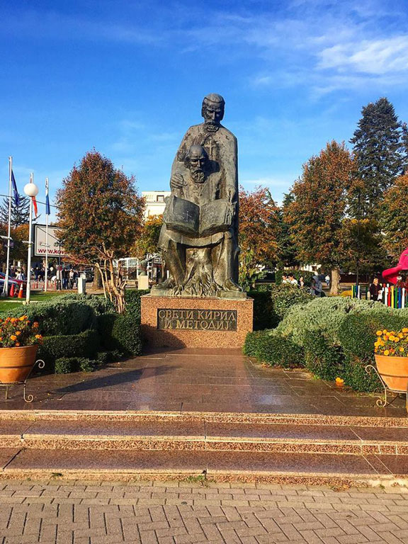 Arka Plan Değiştirme Hizmeti 11 Adam eklenmeden önceki boş heykel görseli, arka plan müdahalesiz hali