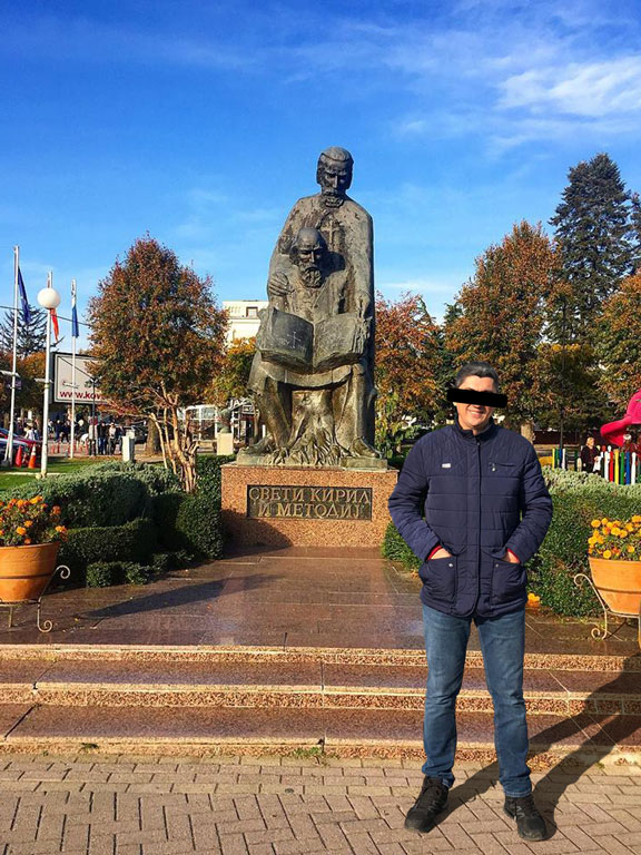 Arka Plan Değiştirme Hizmeti 12 Heykel önüne kişi eklenmiş, Photoshop montajıyla tamamlanmış görsel