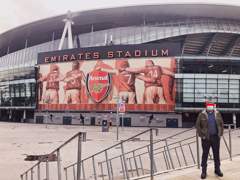 Arka Plan Değiştirme Hizmeti 6 Emirates Stadyumu önünde arka plan değiştirme sonrası gerçekçi Photoshop montajlı kişi fotoğrafı