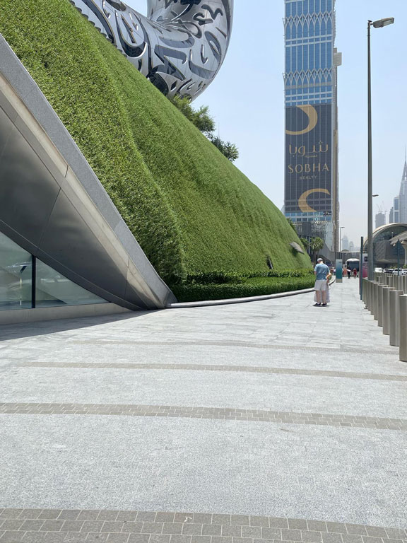 Arka Plan Değiştirme Hizmeti 39 Dubai’de açık alanda kişi eklenmeden önceki boş kare