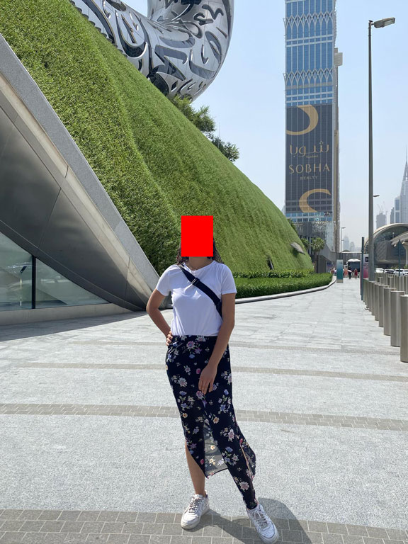 Arka Plan Değiştirme Hizmeti 40 Dubai açık alanda bir kız profesyonel şekilde eklendi