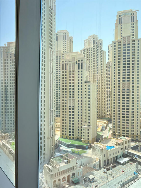 Arka Plan Değiştirme Hizmeti 27 Dubai otel odasından dış manzara görünümü, figürsüz