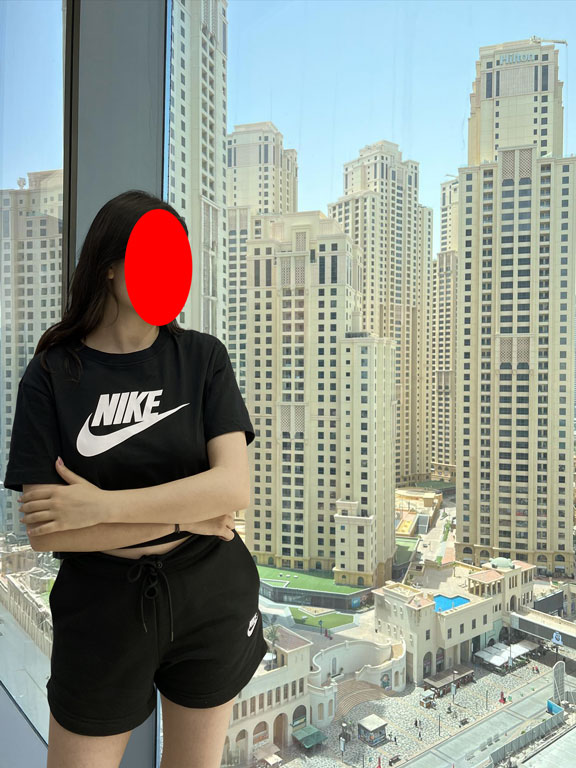 Arka Plan Değiştirme Hizmeti 28 Otel odasında pencere önünde dış manzarayı izleyen kız figürü