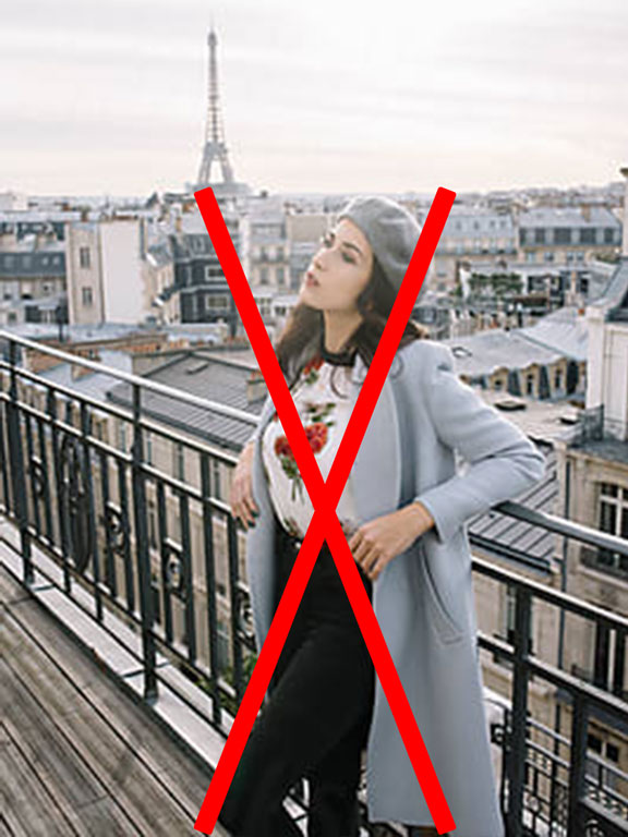 Arka Plan Değiştirme Hizmeti 21 Paris terasında poz veren kadın – montaj öncesi sahne