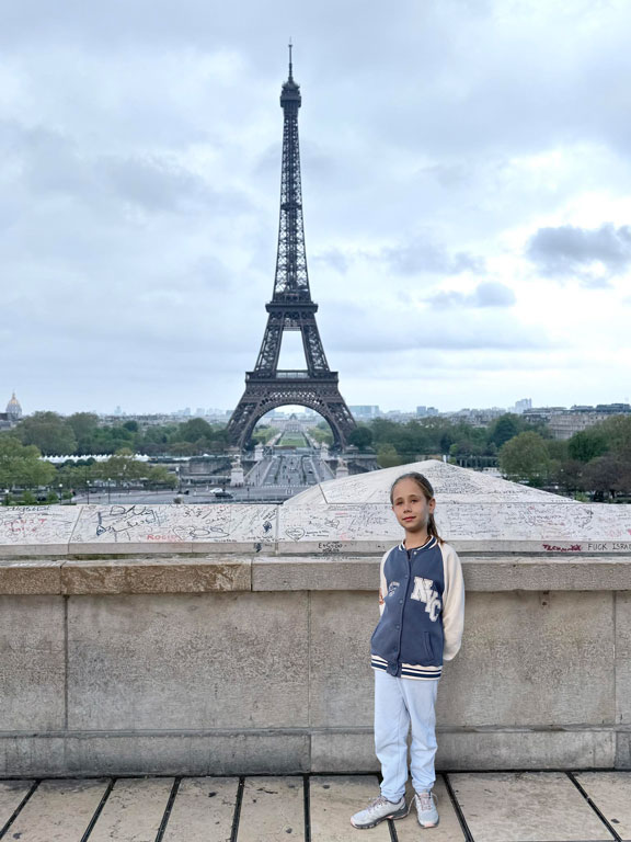 Arka Plan Değiştirme Hizmeti 14 Eyfel Kulesi önüne Photoshop ile çocuk eklenmiş hali