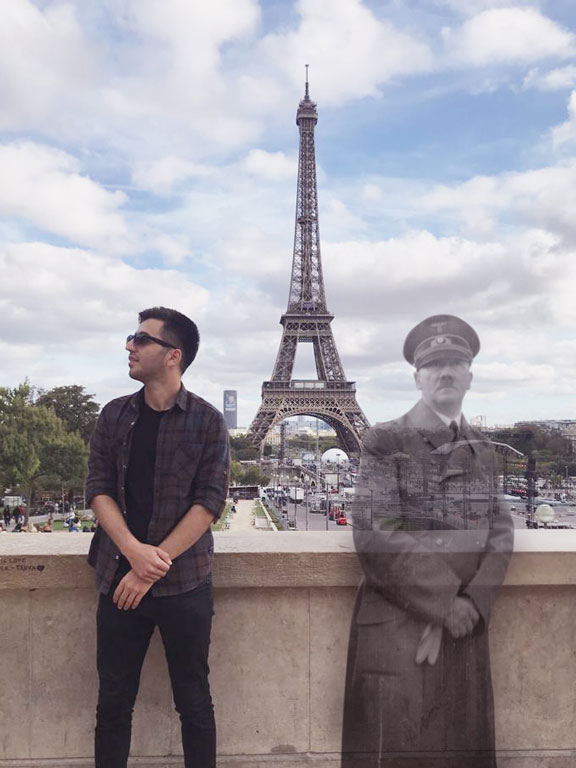 Eyfel Kulesi önünde günümüzde çekilmiş renkli bir fotoğrafa, geçmişten kalma siyah-beyaz transparan bir Hitler figürü montajlanmış. Zamanlar arası karşılaştırmalı bir görsel kompozisyon.