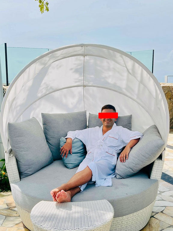 Kafa Değiştirme Hizmeti 2 Lüks ortamda yüzü değiştirilmiş bornozlu kişi montajla oluşturuldu