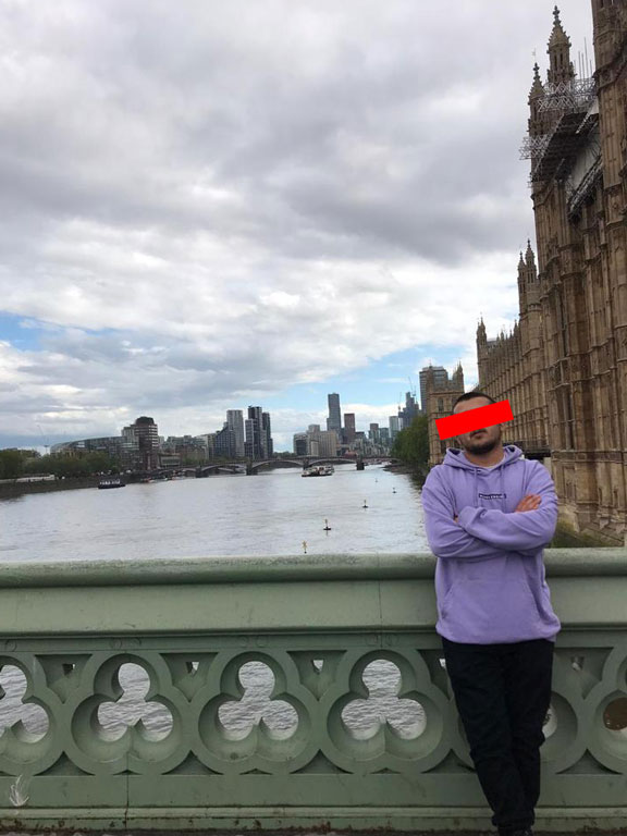 Arka Plan Değiştirme Hizmeti 31 Gerçek İngiltere arka planıyla yalnız kişinin orijinal pozu