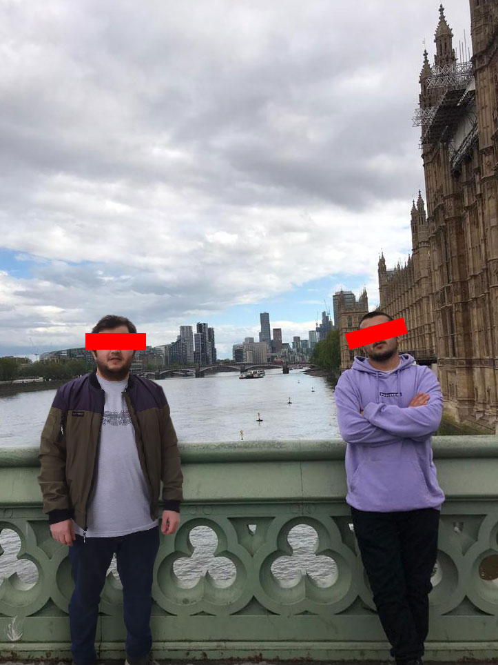 Arka Plan Değiştirme Hizmeti 32 Arka plan uyumu sağlanarak birlikte duran iki kişi