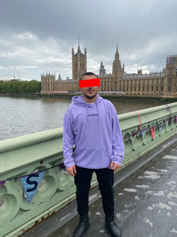 Gerçek İngiltere arka planıyla yalnız kişinin orijinal pozu