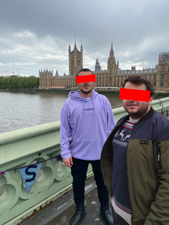 Arka plan uyumu sağlanarak birlikte duran iki kişi