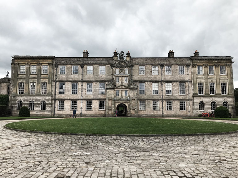 Arka Plan Değiştirme Hizmeti 7 Boş Oxford Üniversitesi binası ön cephesi