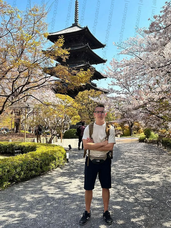 Hanami festival pozunda kız silindi ve erkeğin kafası değiştirildi