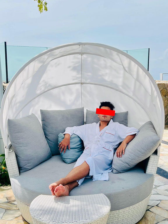 Kafa Değiştirme Hizmeti 1 Bornozlu kişi havuz kenarında, montaj öncesi haliyle