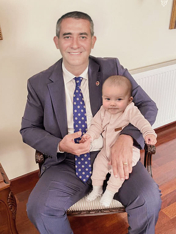 Photoshop ile birleştirilmiş vefat eden dede ve torunun aynı karede yer aldığı duygusal an