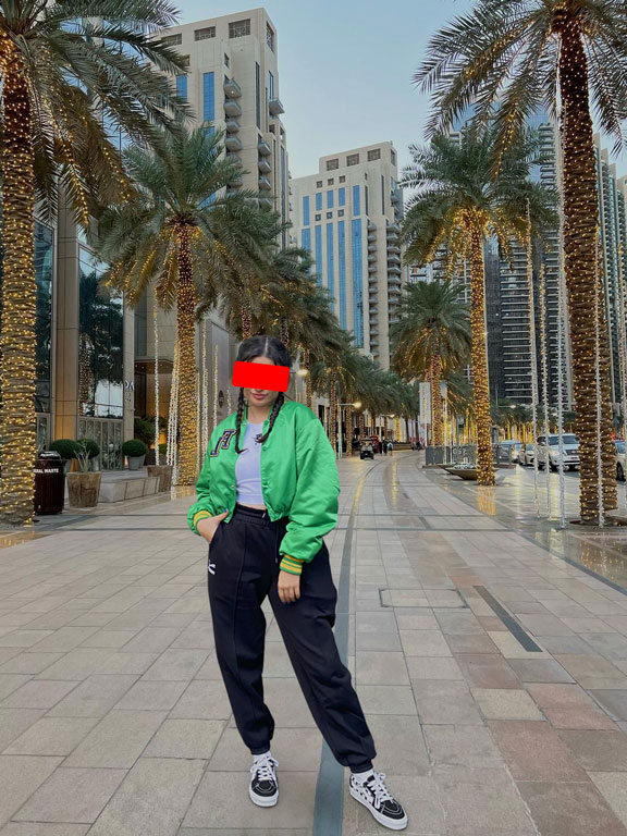 Dubai arkaplanında ikinci kadın – Photoshop uzmanı dokunuşlarıyla tamamlanmış