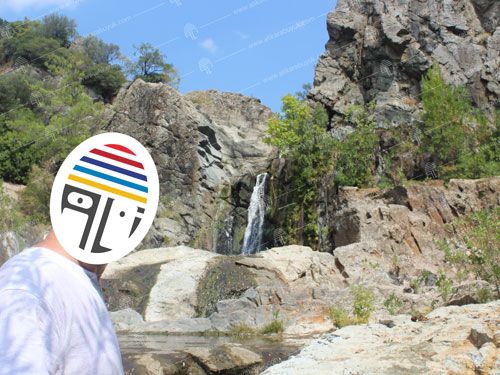 Şelale önünde arka plandaki insanların silindiği, temiz manzara fotoğrafı