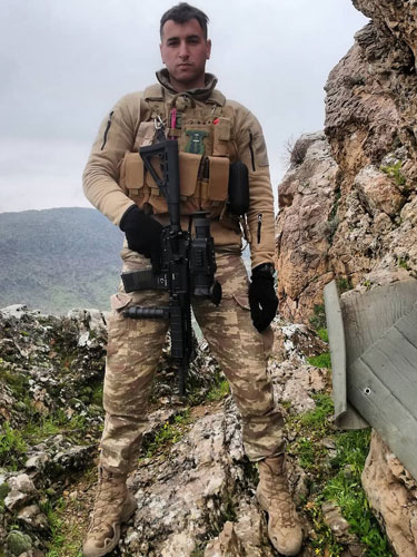 Kafa Değiştirme Hizmeti 9 Sosyal medya profil fotoğrafı (PP), oyun platformları için dikkat çekici bir avatar veya arkadaşlarınıza yapacağınız unutulmaz ve eğlenceli bir sürpriz için idealdir. Dijital dünyada tarzınızı konuşturun.