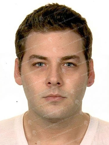 Sakal ve bıyık dijital olarak kaldırılmış, doğal görünümlü vesikalık fotoğraf